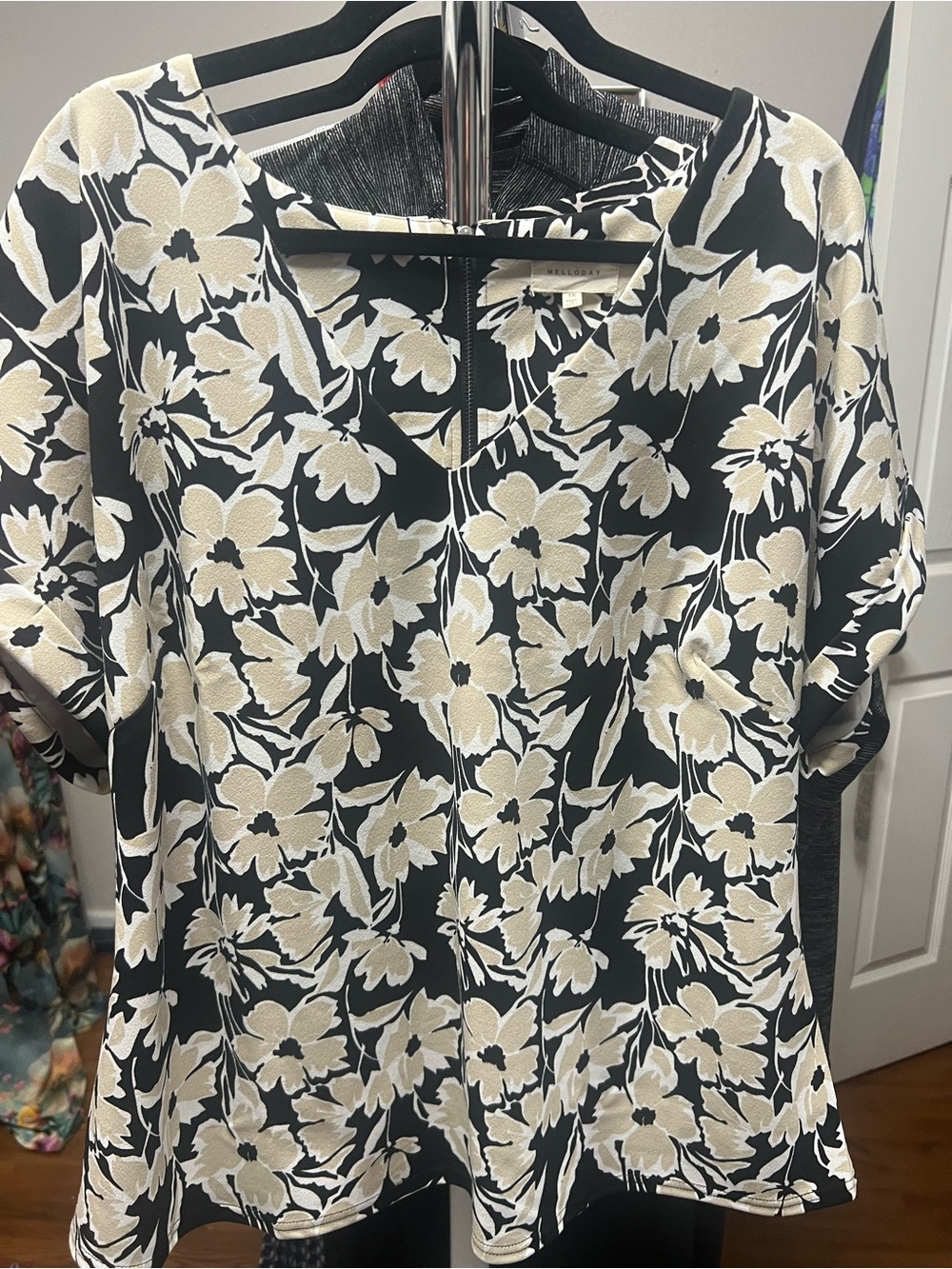 MELLODAY Black Blouse with Cream Floral Print